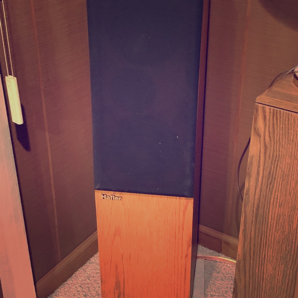2 Hafler home theater speakers with sound bar